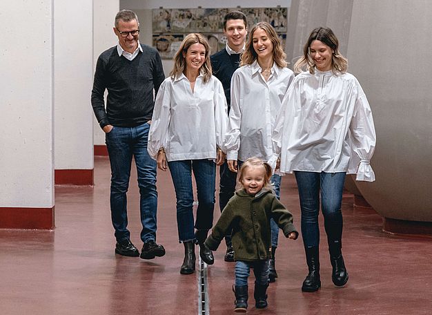 Winzer, Südtirol: Weingut J. Hofstätter, Familienbetrieb